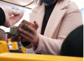 אוספים כסף בטיסה