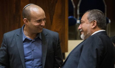 ליברמן ובנט במליאה. על מה הם צוחקים?