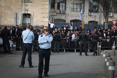 אנשי 'שובו בנים' בהפגנה ליד ביהמ"ש, אתמול