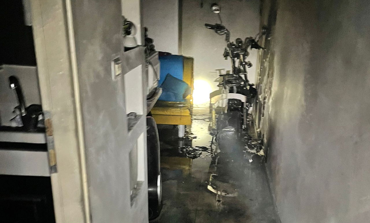 סוללת אופניים חשמליים התפוצצה; שלושה נפצעו