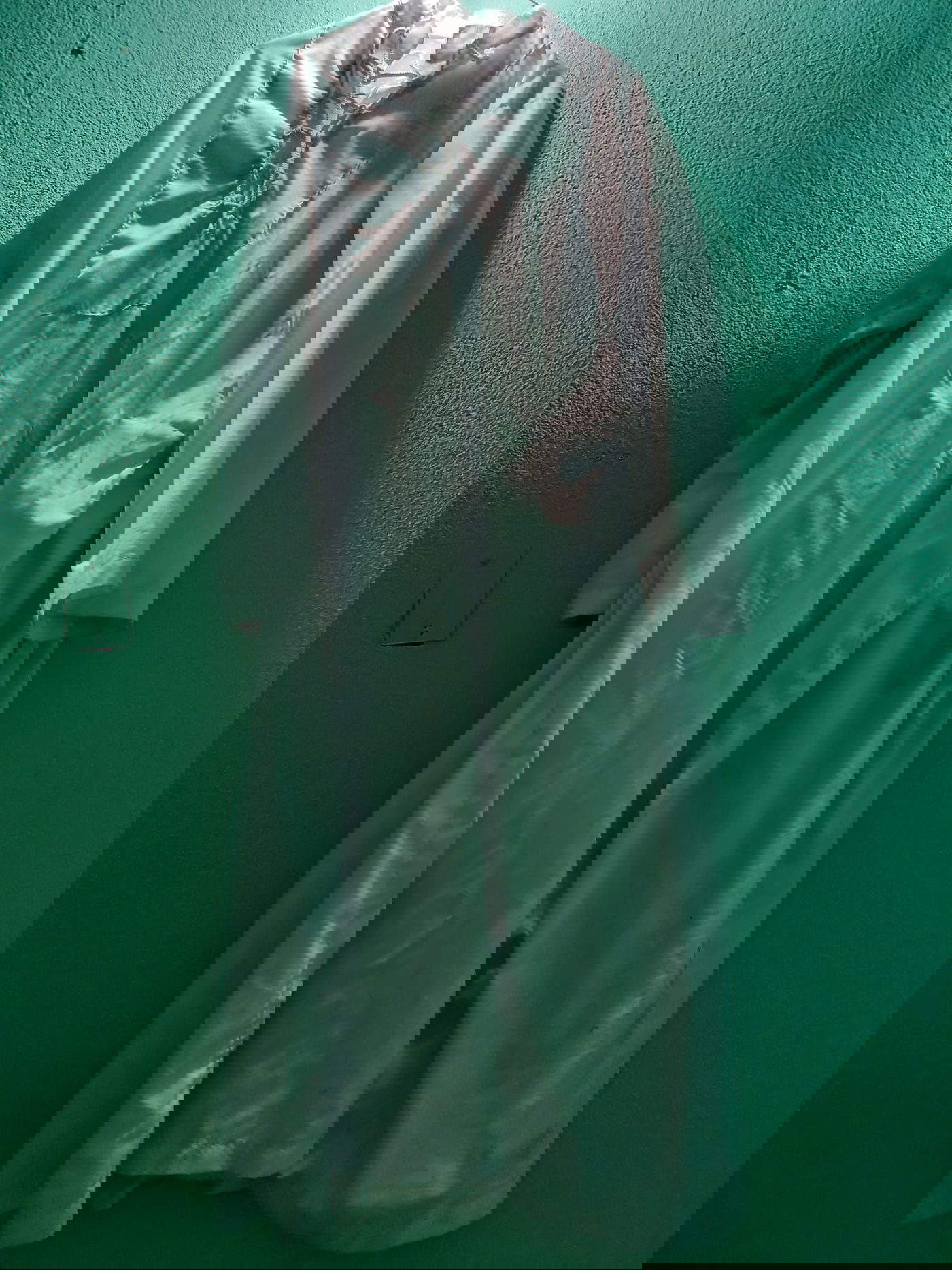 החולצה בלבוש החדש - ללא כפתורים, עם שרוכים