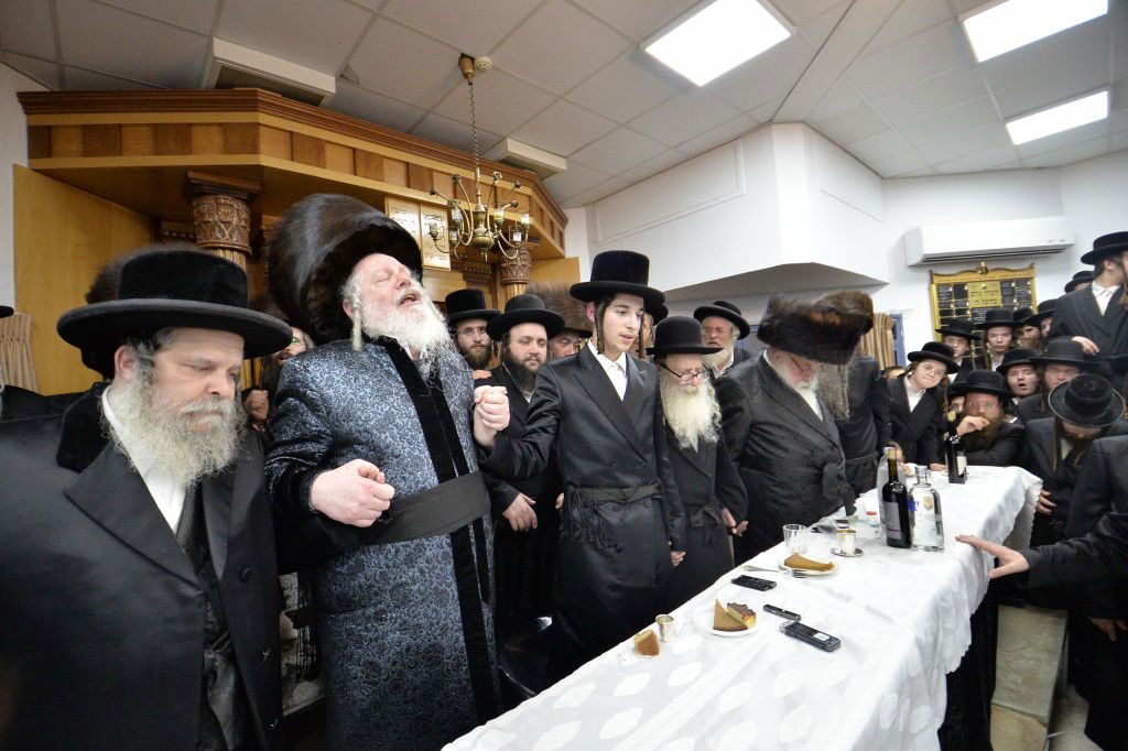 כך חגגו בפרמישלאן אירוסין לנכד האדמו"ר
