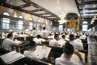 בחורי ישיבות באמצע הסדר