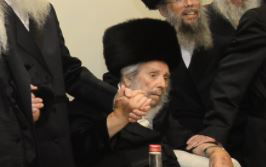 הרב זייברט, בחתונת נכדו לפני כשבועיים