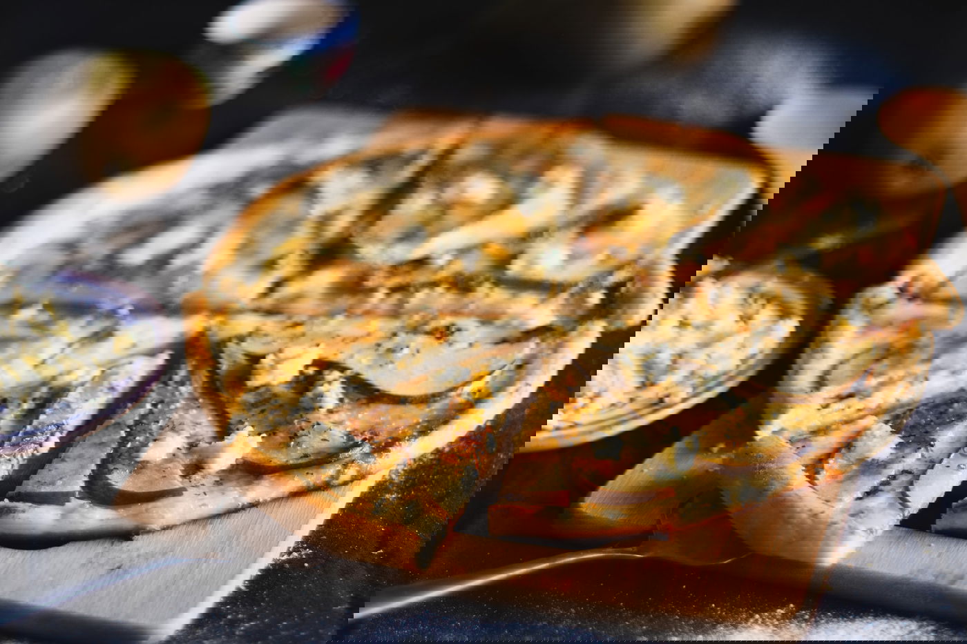 פיצה ביאנקה עם אגסים, גבינת מוצרלה ורוקפור