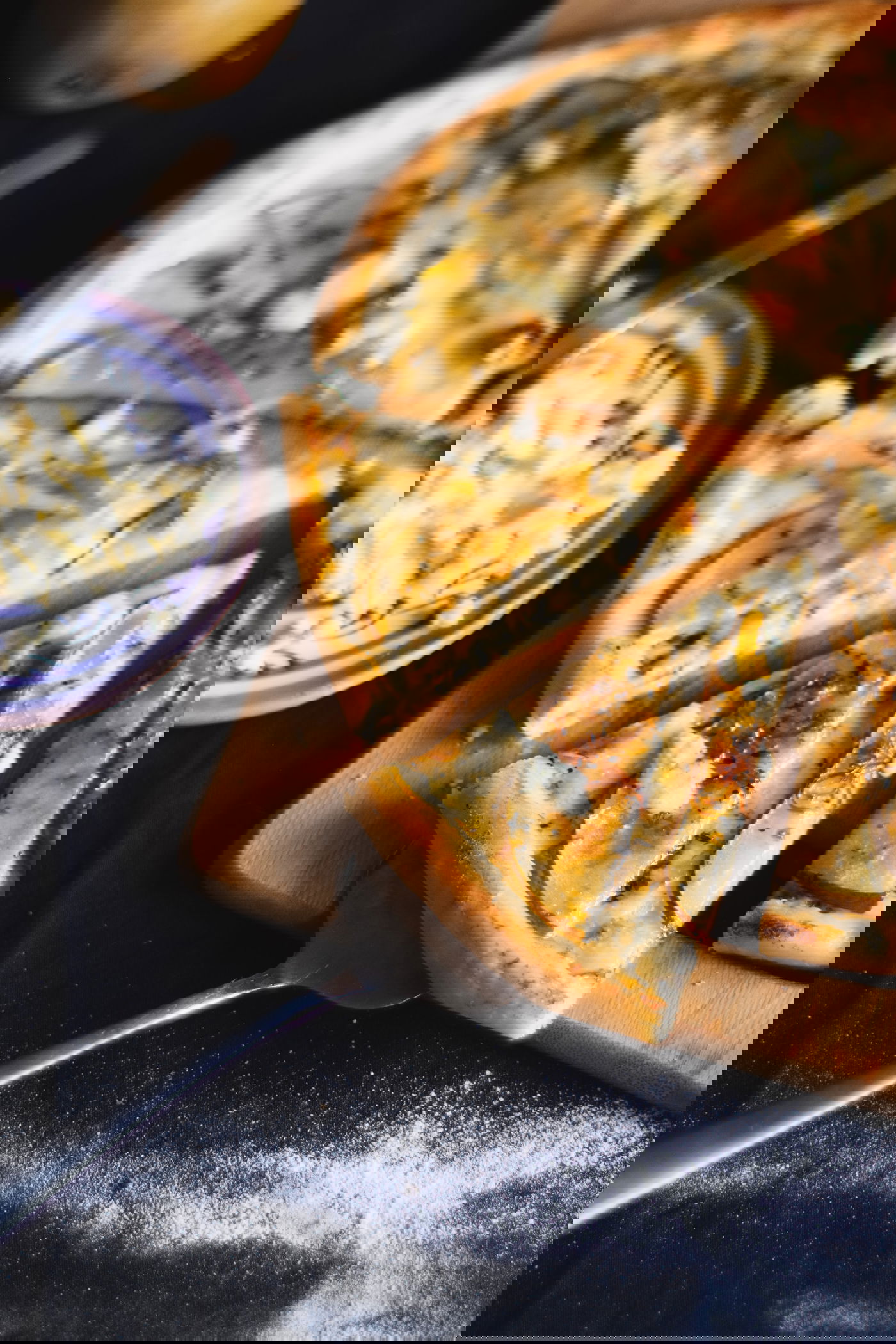 מתכון לפיצה אגסים עם גבינת מוצרלה ורוקפור