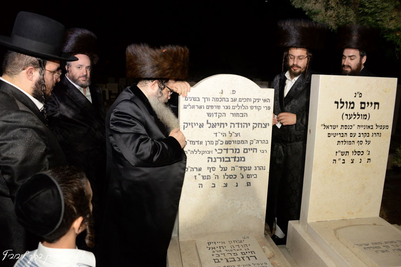 הרבי מנדבורנה אלעד בתפילה על ציון דודו שנרצח