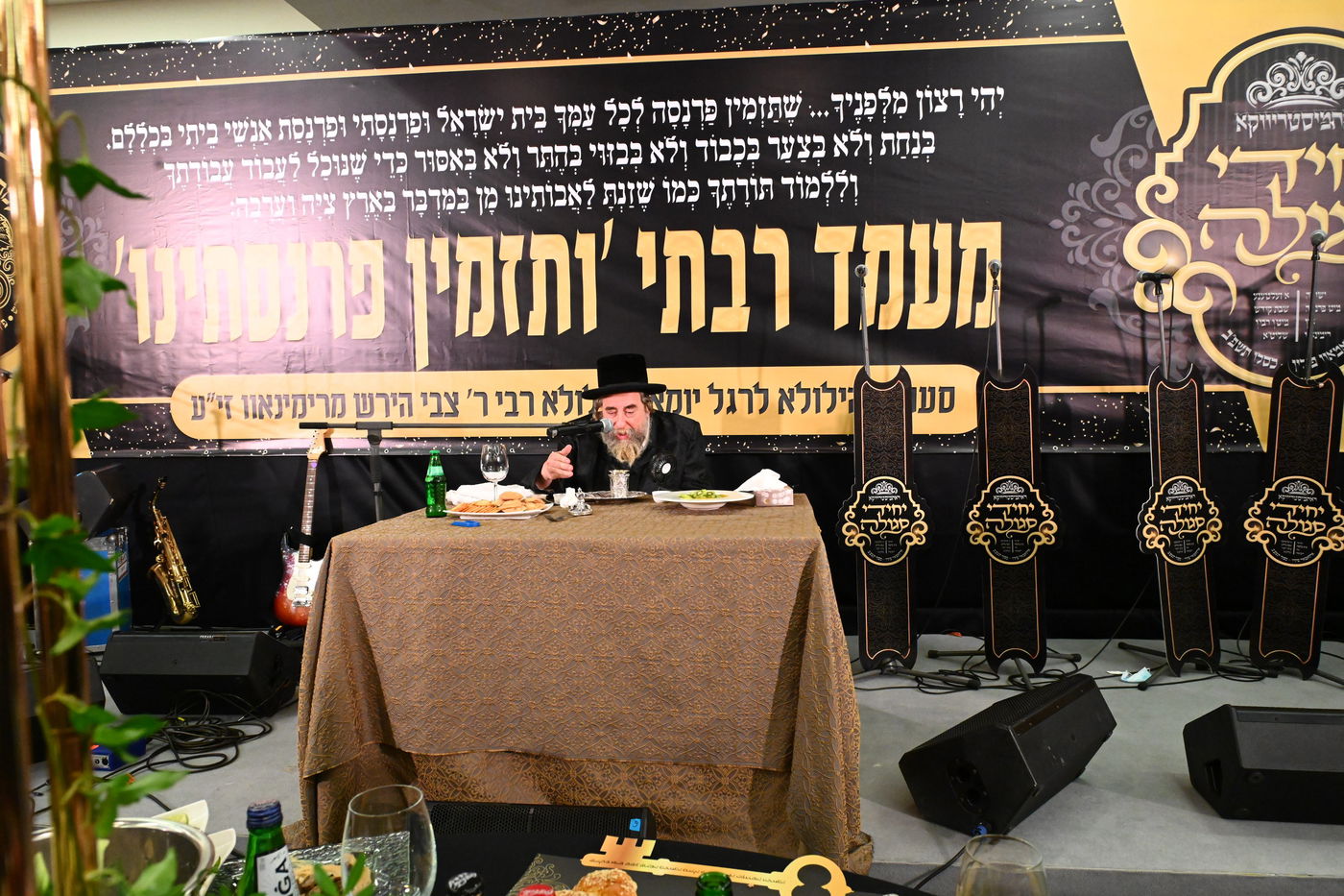 במסע לפולין: הרבי מרחמסטריווקא חילק פירות לסגולה