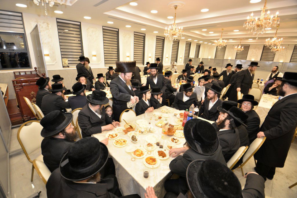 רבה של חסידי באבוב  בביתר עילית חגג בר מצווה לבנו