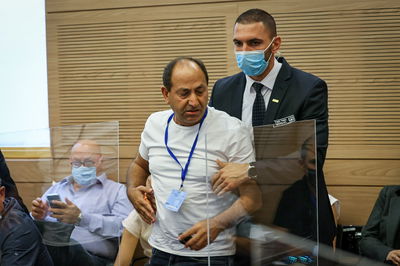 סוער בוועדה: איש העסקים רמי לוי הוצא מהדיון • צפו