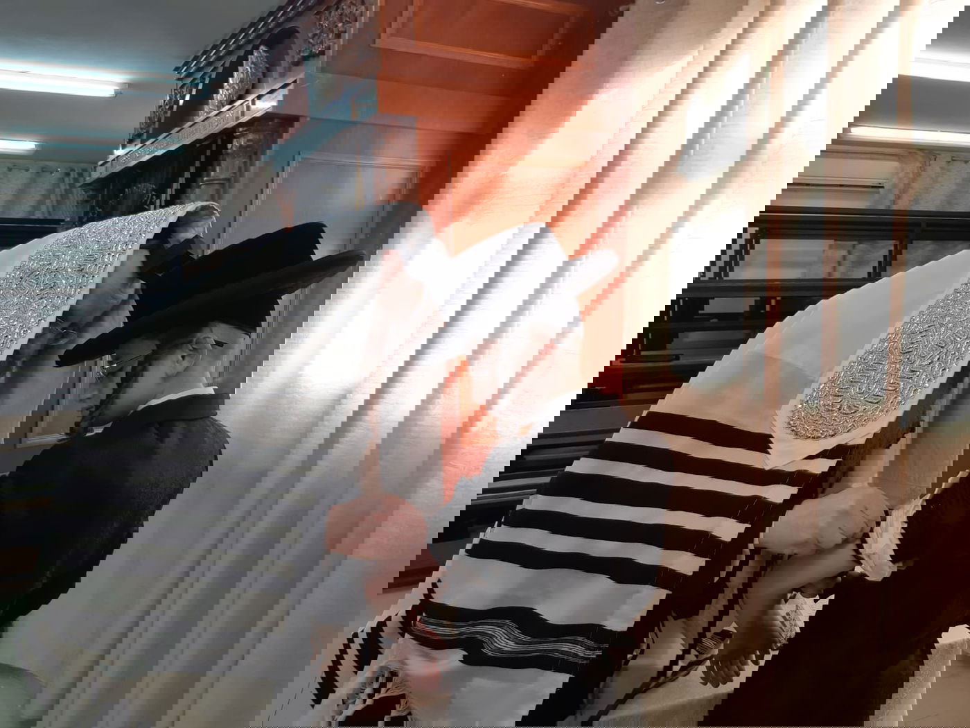 בן זקוניו של האדמו"ר מקרעטשניף קרית גת הניח תפילין; תיעוד