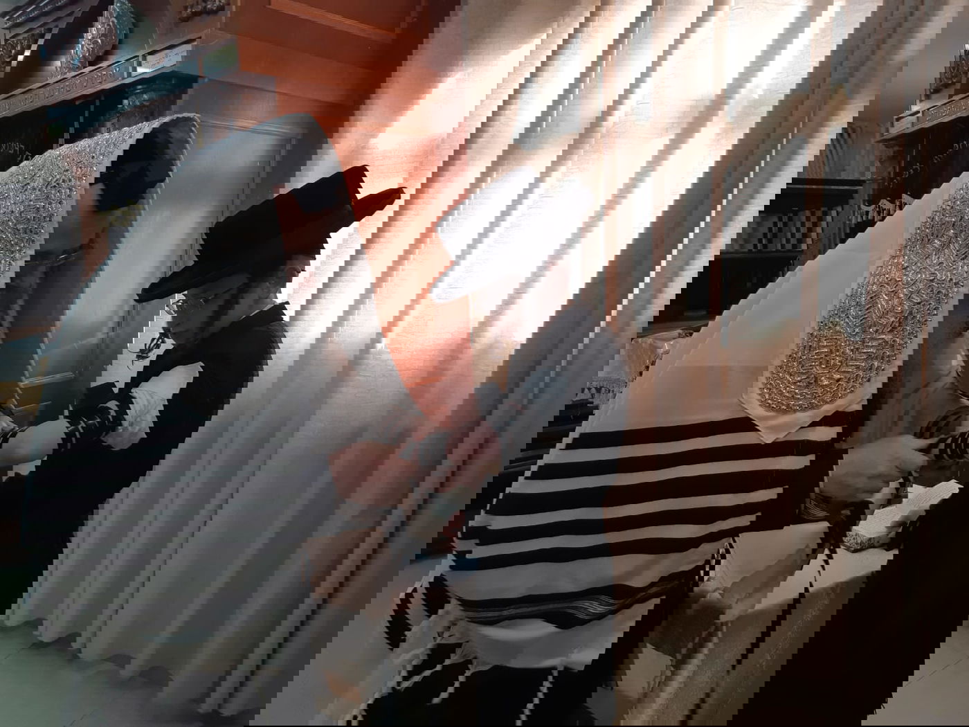 בן זקוניו של האדמו"ר מקרעטשניף קרית גת הניח תפילין; תיעוד