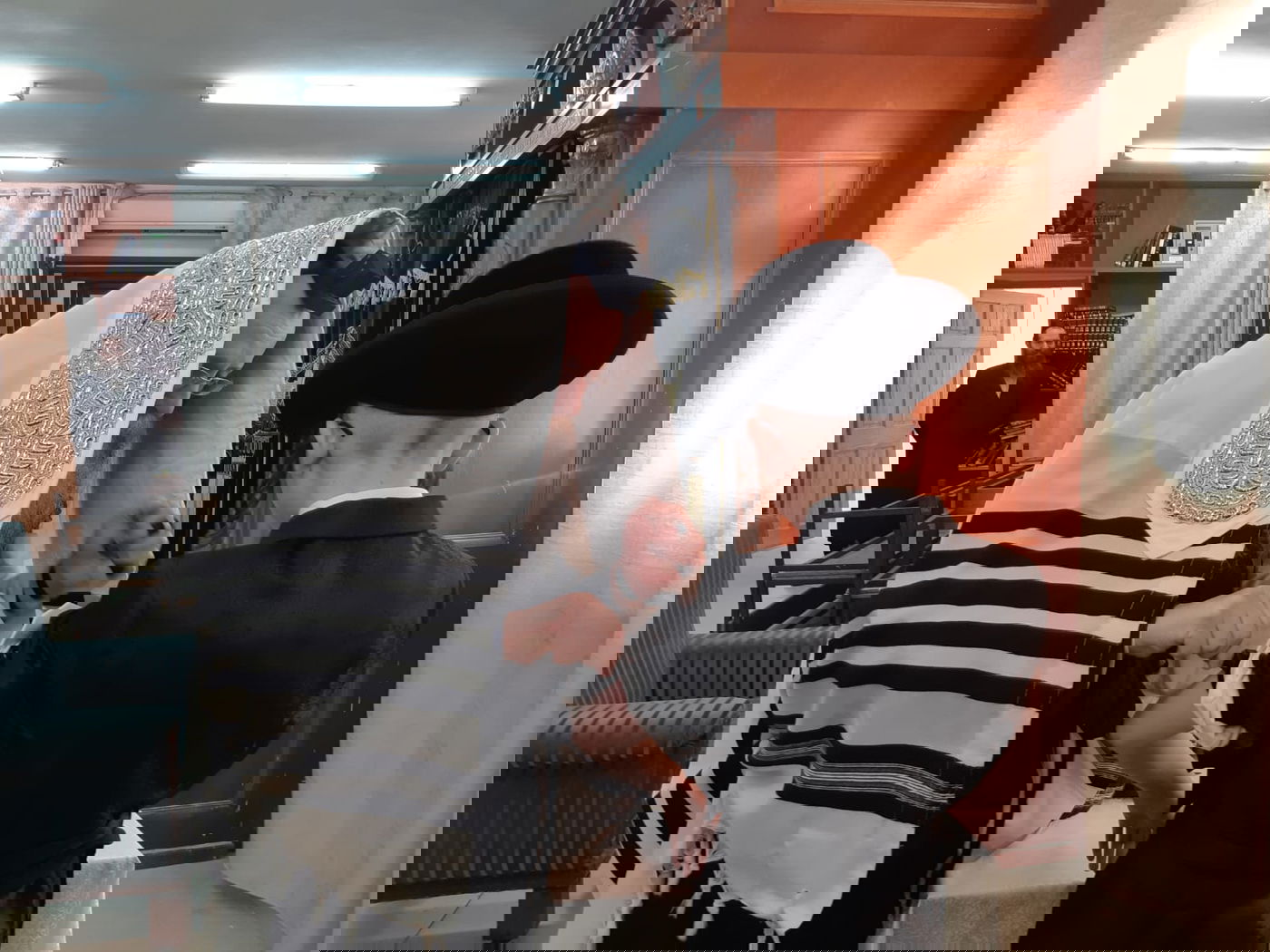 בן זקוניו של האדמו"ר מקרעטשניף קרית גת הניח תפילין; תיעוד