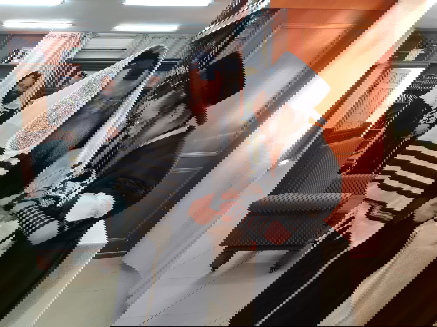 בן זקוניו של האדמו"ר מקרעטשניף קרית גת הניח תפילין; תיעוד