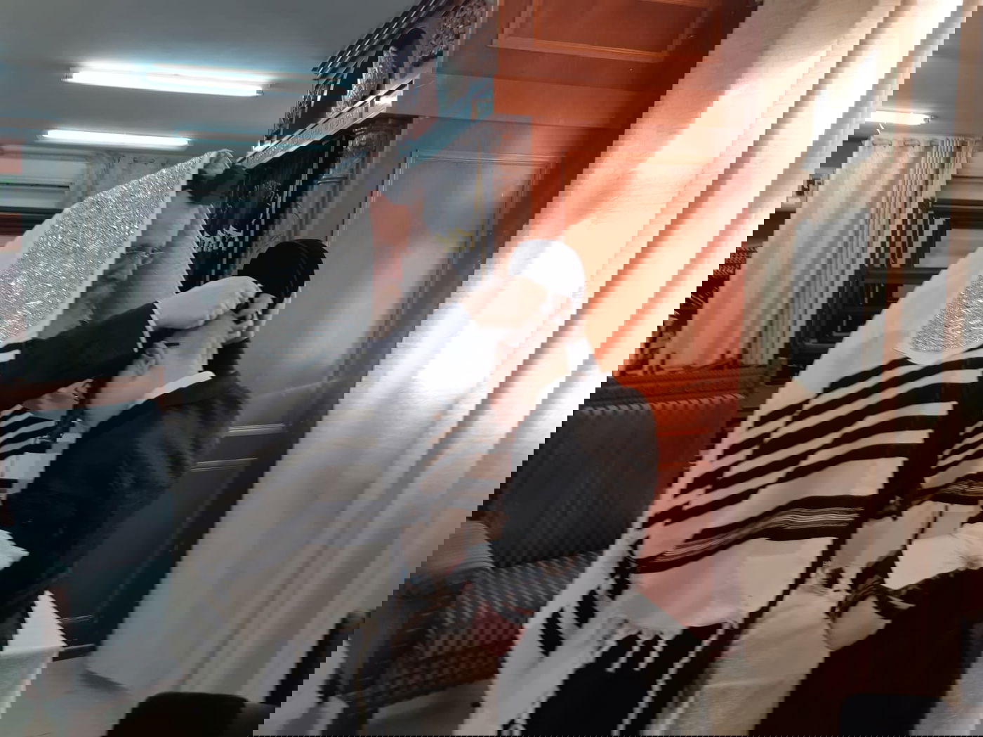 בן זקוניו של האדמו"ר מקרעטשניף קרית גת הניח תפילין; תיעוד