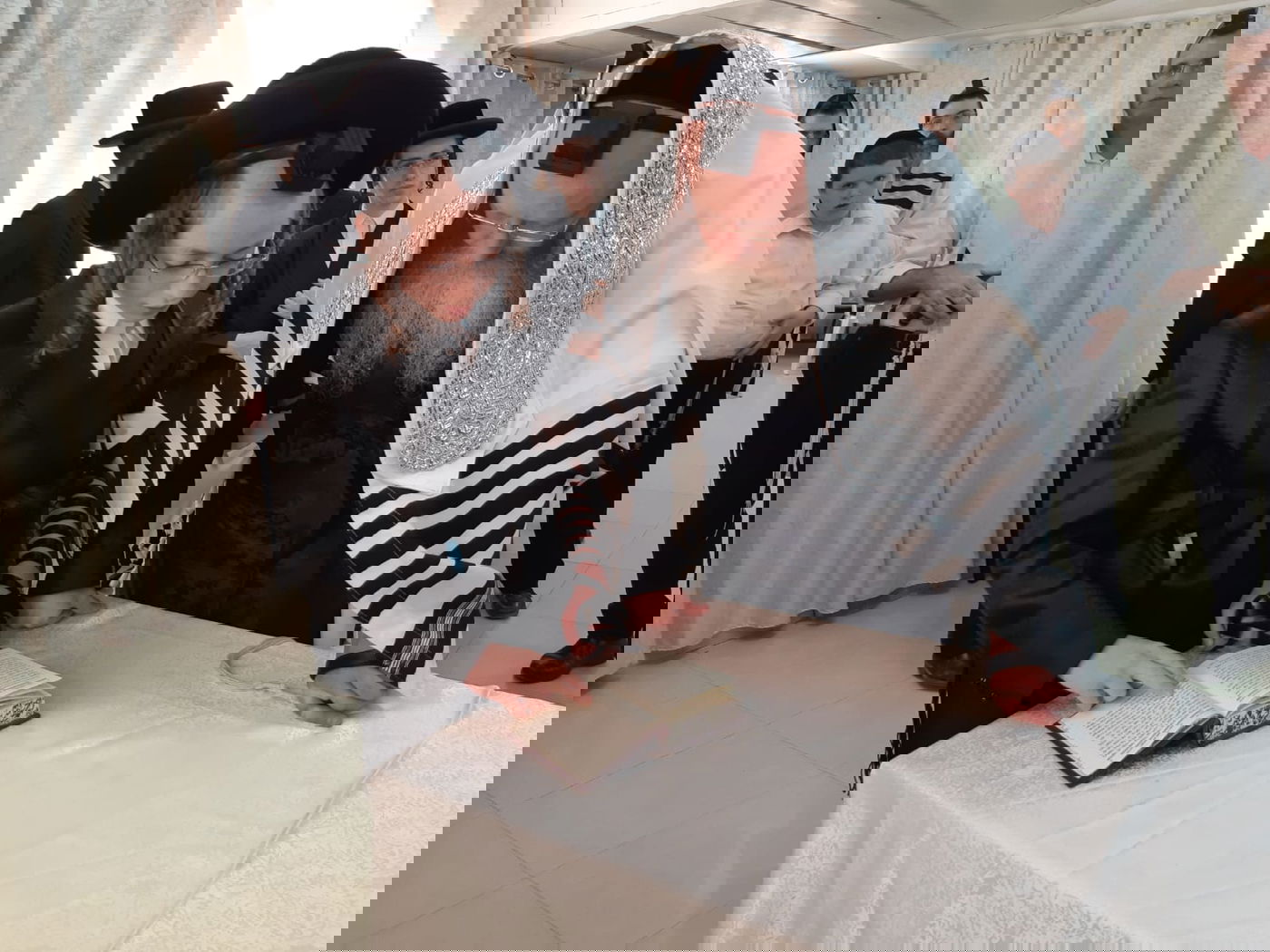 בן זקוניו של האדמו"ר מקרעטשניף קרית גת הניח תפילין; תיעוד