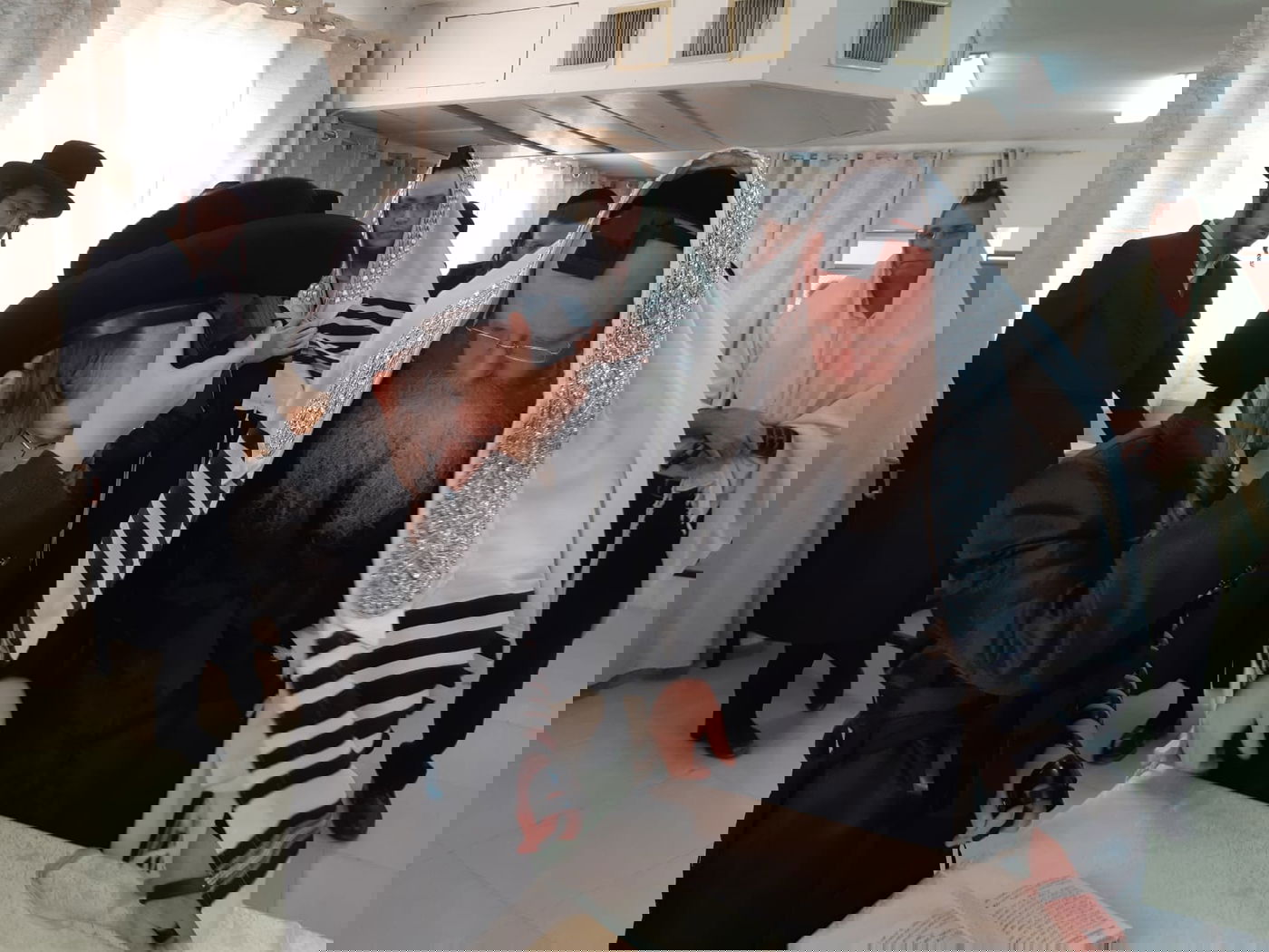 בן זקוניו של האדמו"ר מקרעטשניף קרית גת הניח תפילין; תיעוד