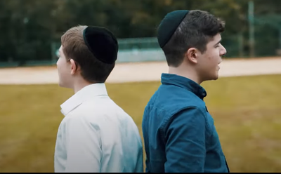 האבא הלחין, האחים עזריה ולוזי קלצקו שרים: שמחנו