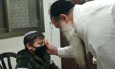 מרגש: כך הרב יגאל כהן חיזק את הילד החולה
