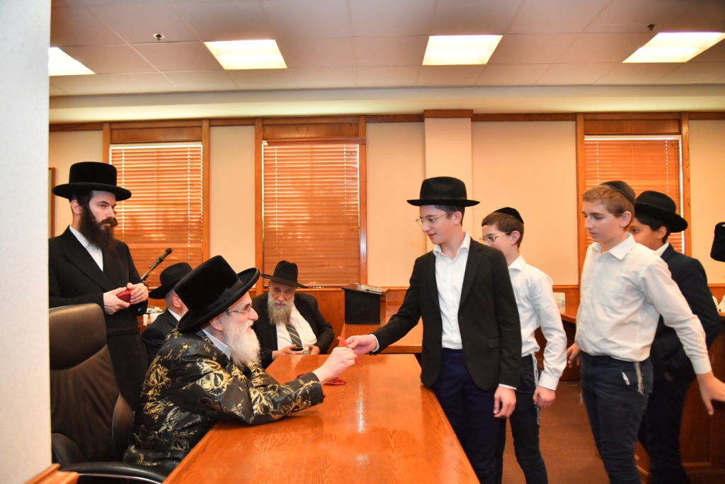 לטובת המוסדות בישראל: ביקורו של האדמו"ר מויז'ניץ בלוס אנג'לס