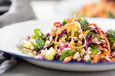 סלט ברוקולי ברוטב חמאת בוטנים אסייתי