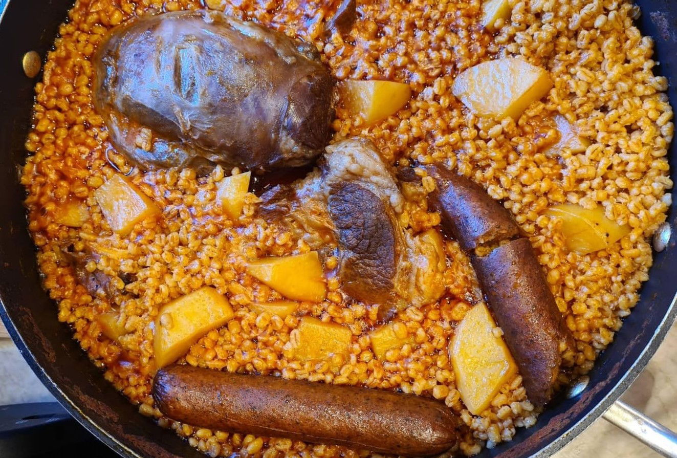 ,חמין עם נקניקיות בשר וקישקע,,,לחצו כאן למתכון