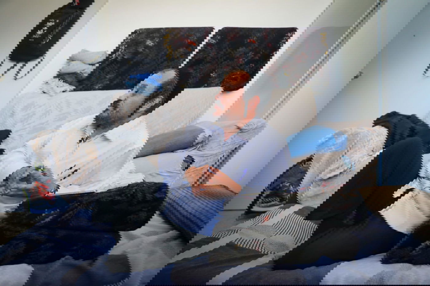 יחיא גרדי על המזרן בסלון ביתו