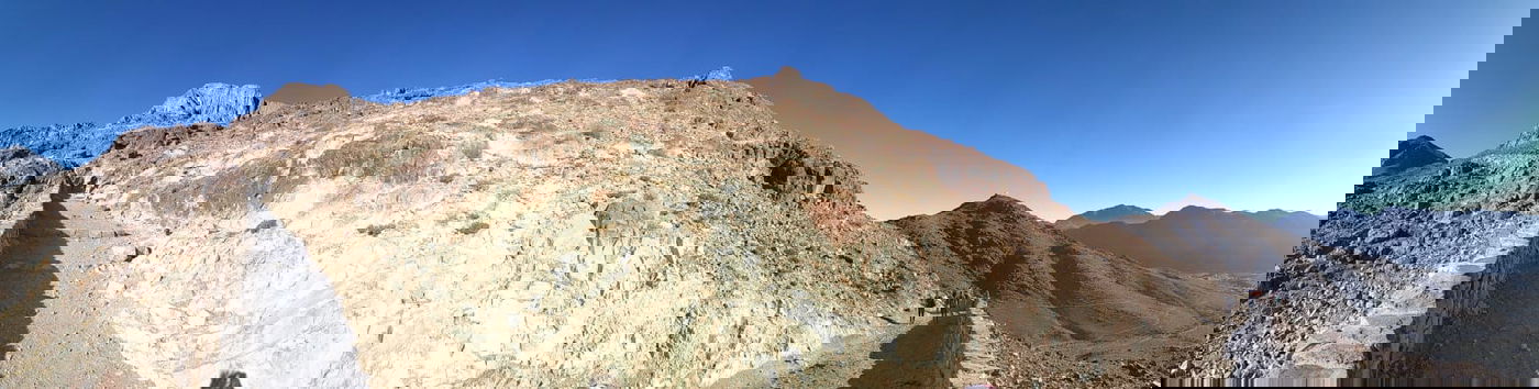 לטענת המדריך הבדואי. משמאל זה הלוחות של הר סיני, ומימין יש שם כיפה עם מנזר למעלה. המדריך אמר שזה מקום חשוב כי אחרי שניתנה תורה הר סיני התכופף והגיע לשם. "ואולי" מוסיף ידידי: יתכן שזה ביאור מחודש במאמרם ז"ל 'כפה עליהם הר כגיגית'