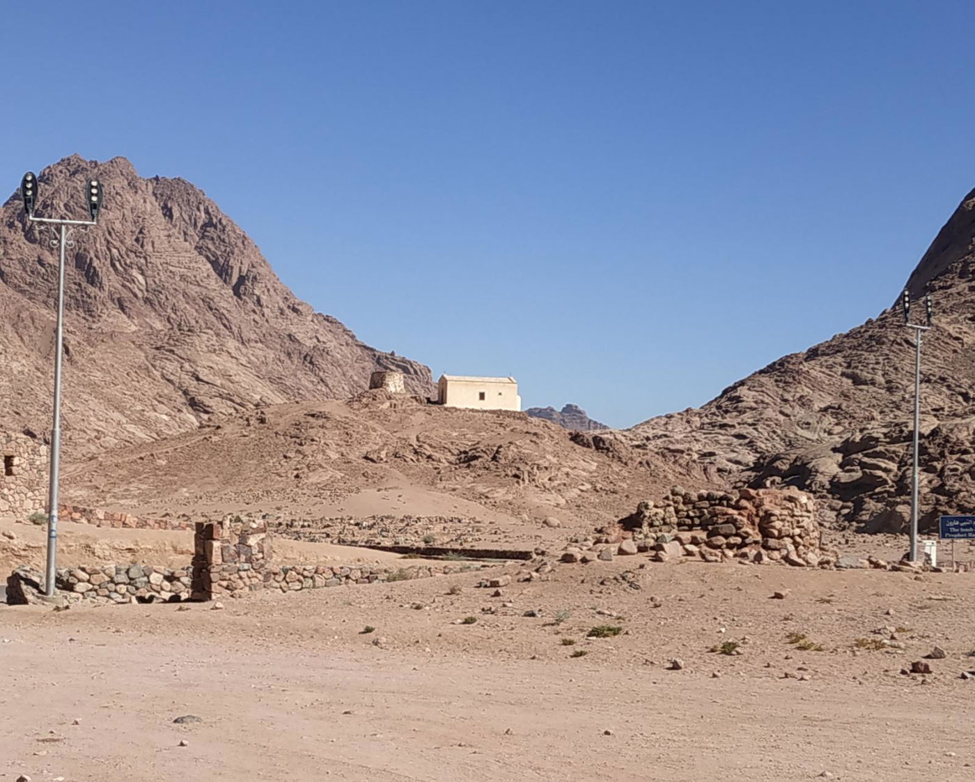 'קבר אהרון'. לטענת ידידי הוא אף זכה לראות את 'בארה של מרים' שהתגלגלה באותו רגע במקום, אולם לא הספיק לצלם