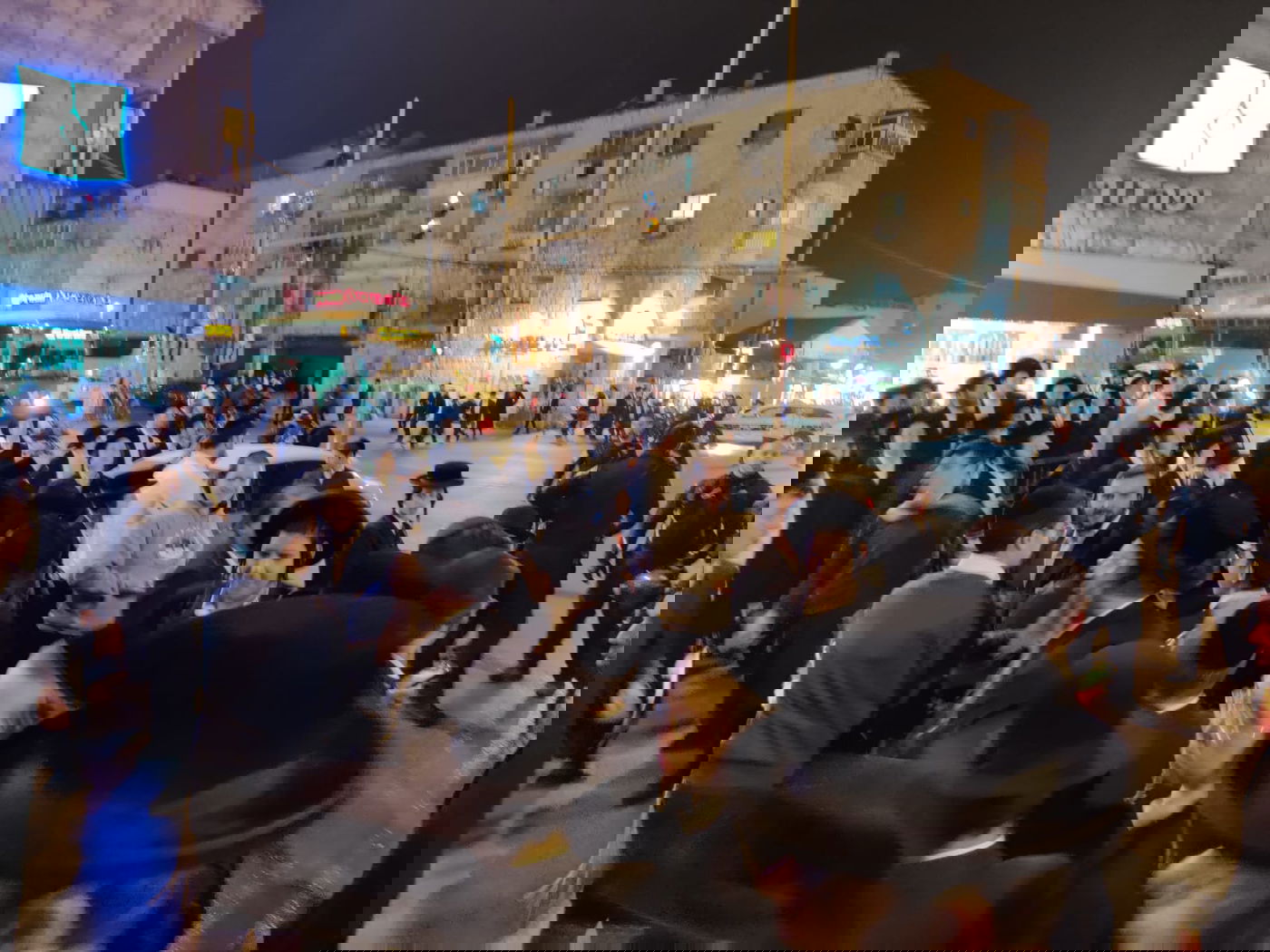 שבו להפגין: עשרות מתפרעים במחאה כנגד הרכבת הקלה