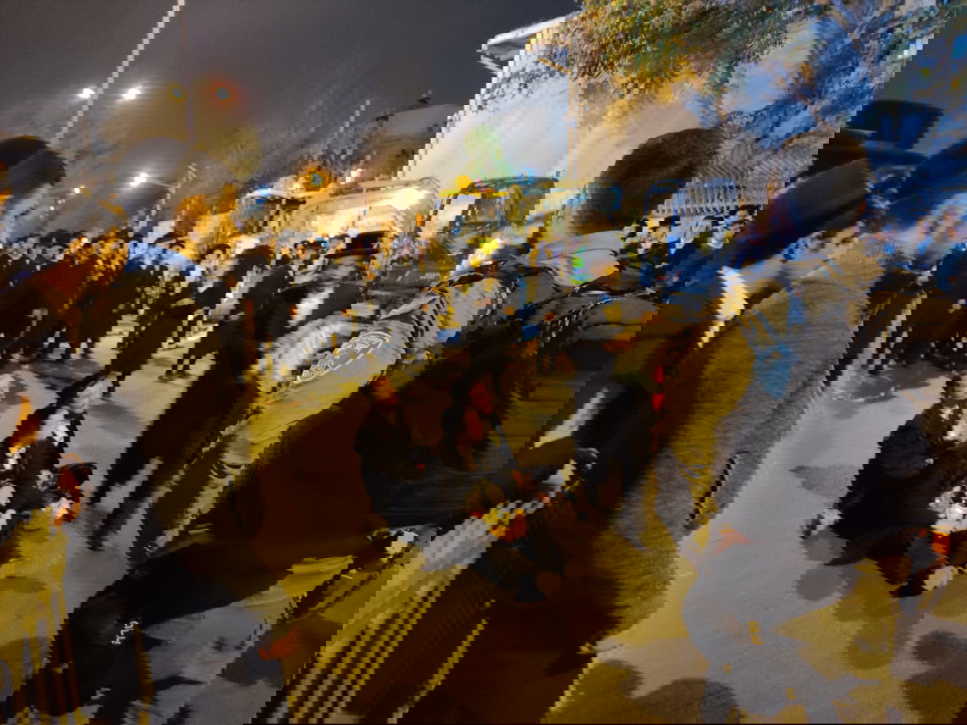 שבו להפגין: עשרות מתפרעים במחאה כנגד הרכבת הקלה