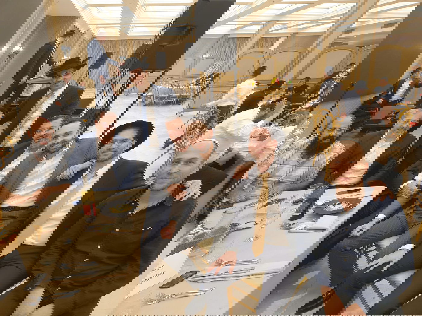 מרגש: הגיטריסט מאיר עוזרי סיים את הש"ס וחגג • צפו