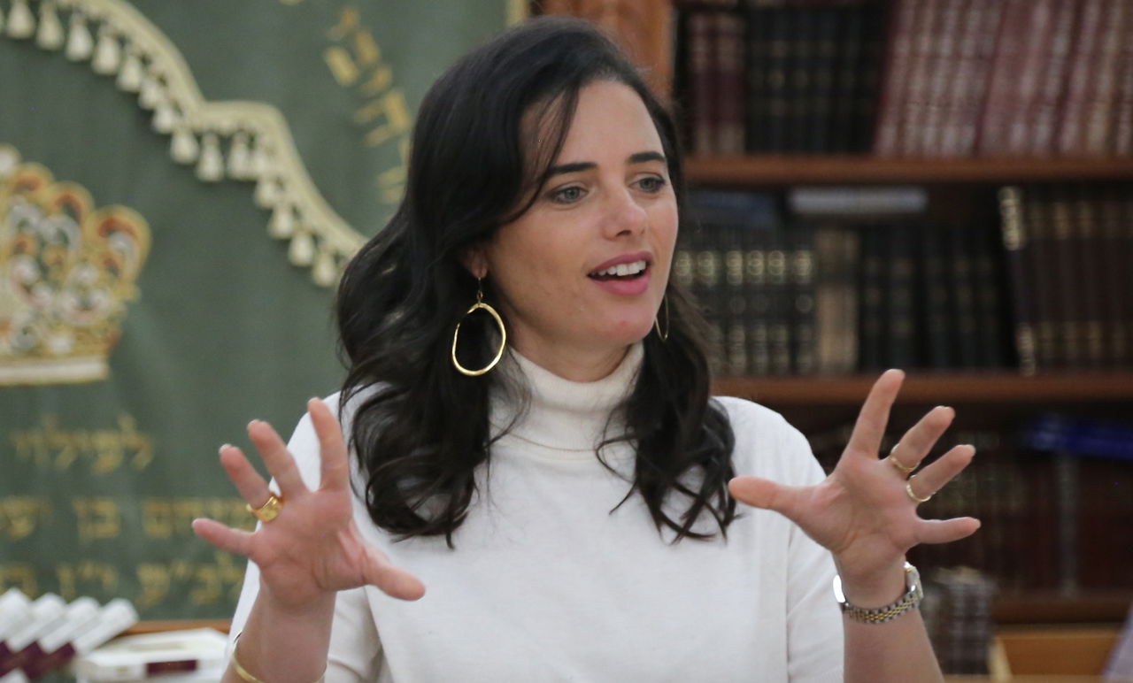 שקד וטאהא שוב מתעמתים: חוק החשמל שונה?