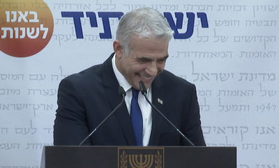 מצחיק? כך הגיב לפיד לשאלה: "מי יתמודד?" • צפו