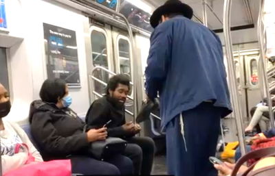 הרב בניון ברכבת התחתית בניו יורק