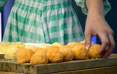 כדורי תפו"א בציפוי פירורים: ילדים מבשלים