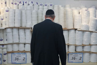 חרדי מול מדף חד פעמי