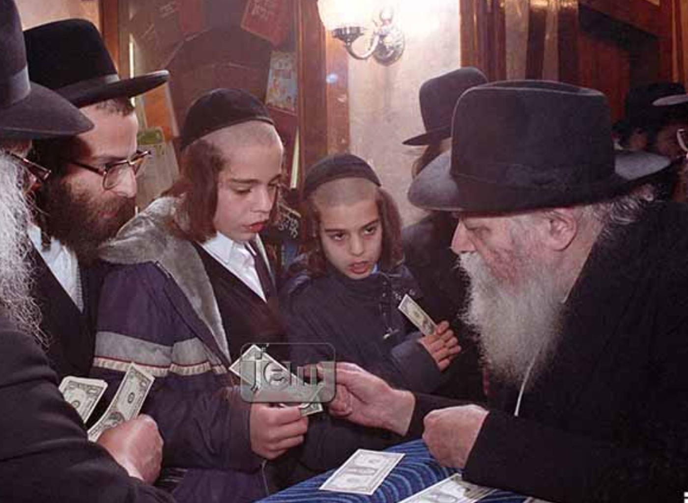 הרבי מליובאוויטש בחלוקת הדולרים המפורסמת, בשנת תשמ"ט