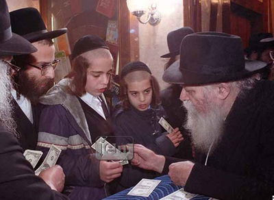 הרבי מליובאוויטש בחלוקת הדולרים המפורסמת, בשנת תשמ"ט