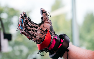 כפפה מדמה מציאות