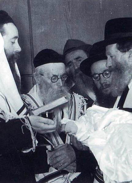 מרנא החזון איש משמש כסנדק בברית מילה, הגר"י שטנצל מברך על כוס היין