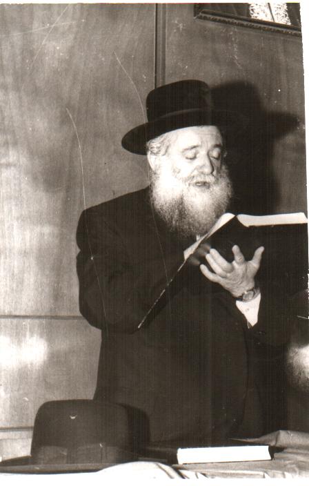 הגר"י שטנצל מברך על כוס היין (מאת יעקב יבניאלי, לפי רישיון cc Attribution-ShareAlike 3.0 Unported