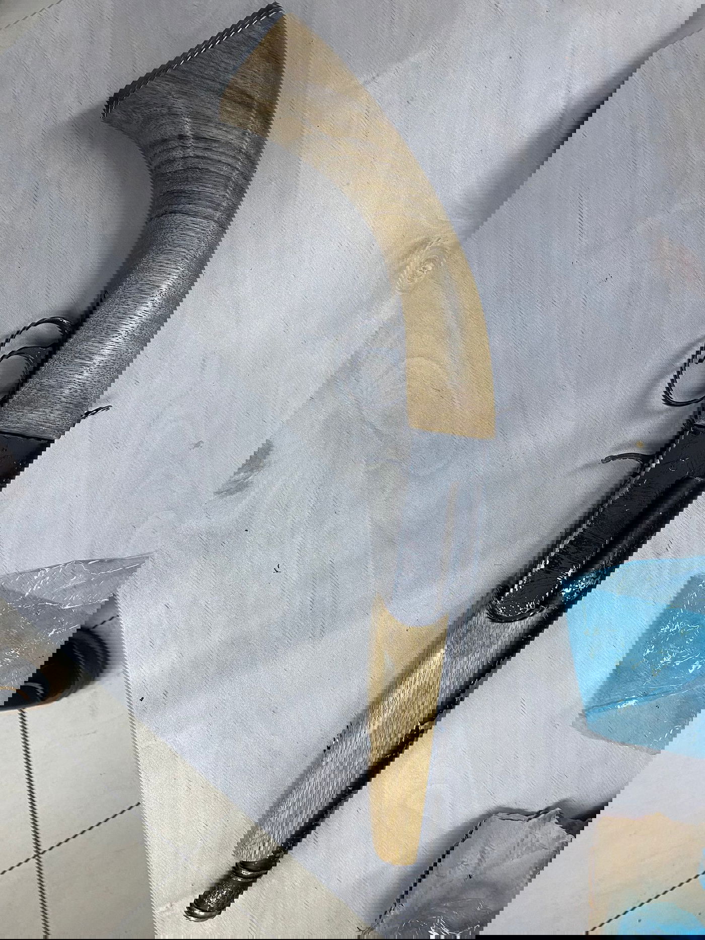 בלשי המשטרה חשפו נשק ורימון הלם; צפו