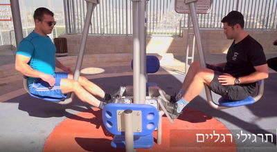 כתבינו משה מנס ומדריך הכושר מוטי קסטל יצאו לסשן אימונים בפארק בשכונת גילה