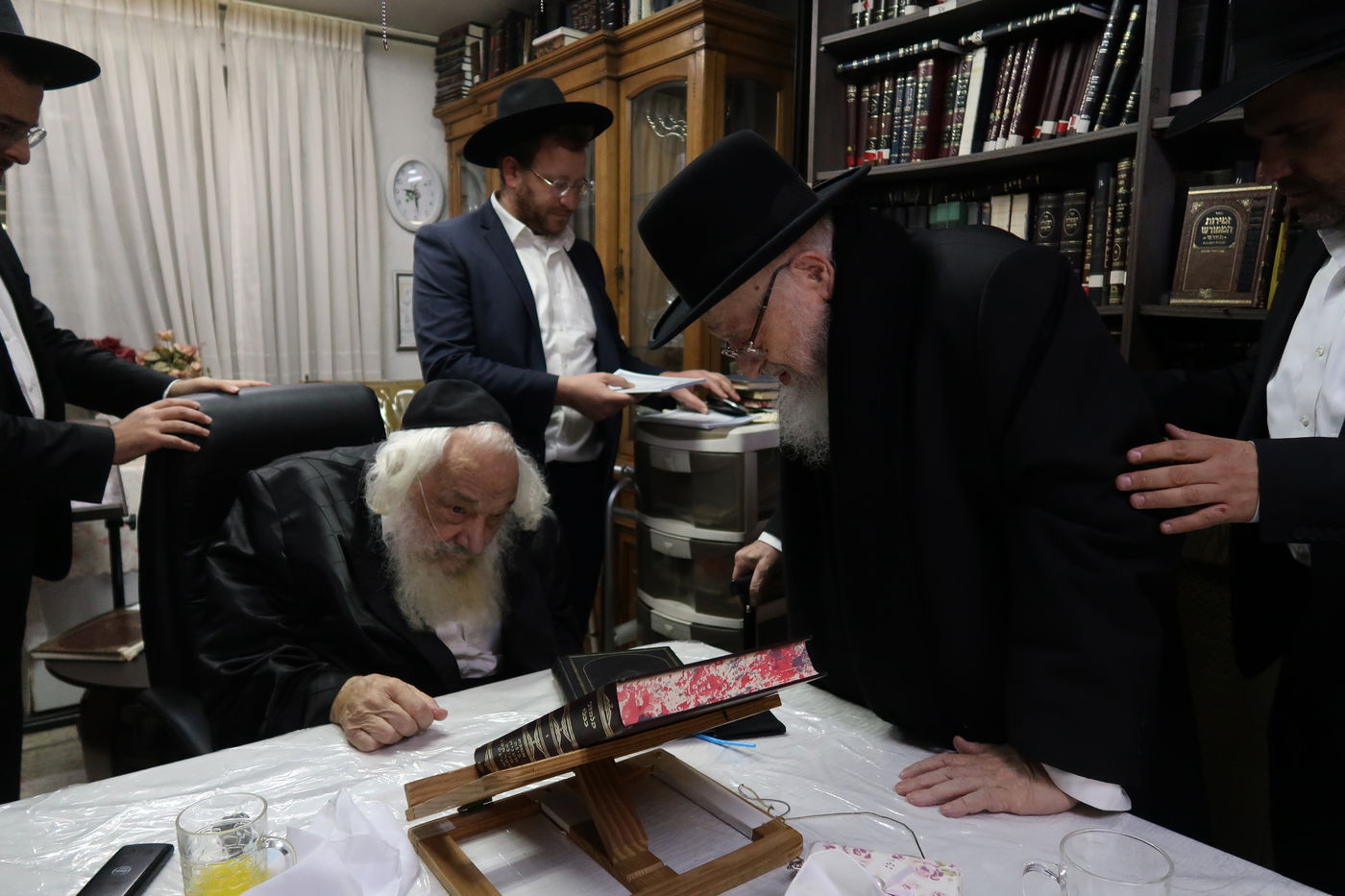 חבר 'המועצת' ביקר את ראש הישיבה החולה • תיעוד