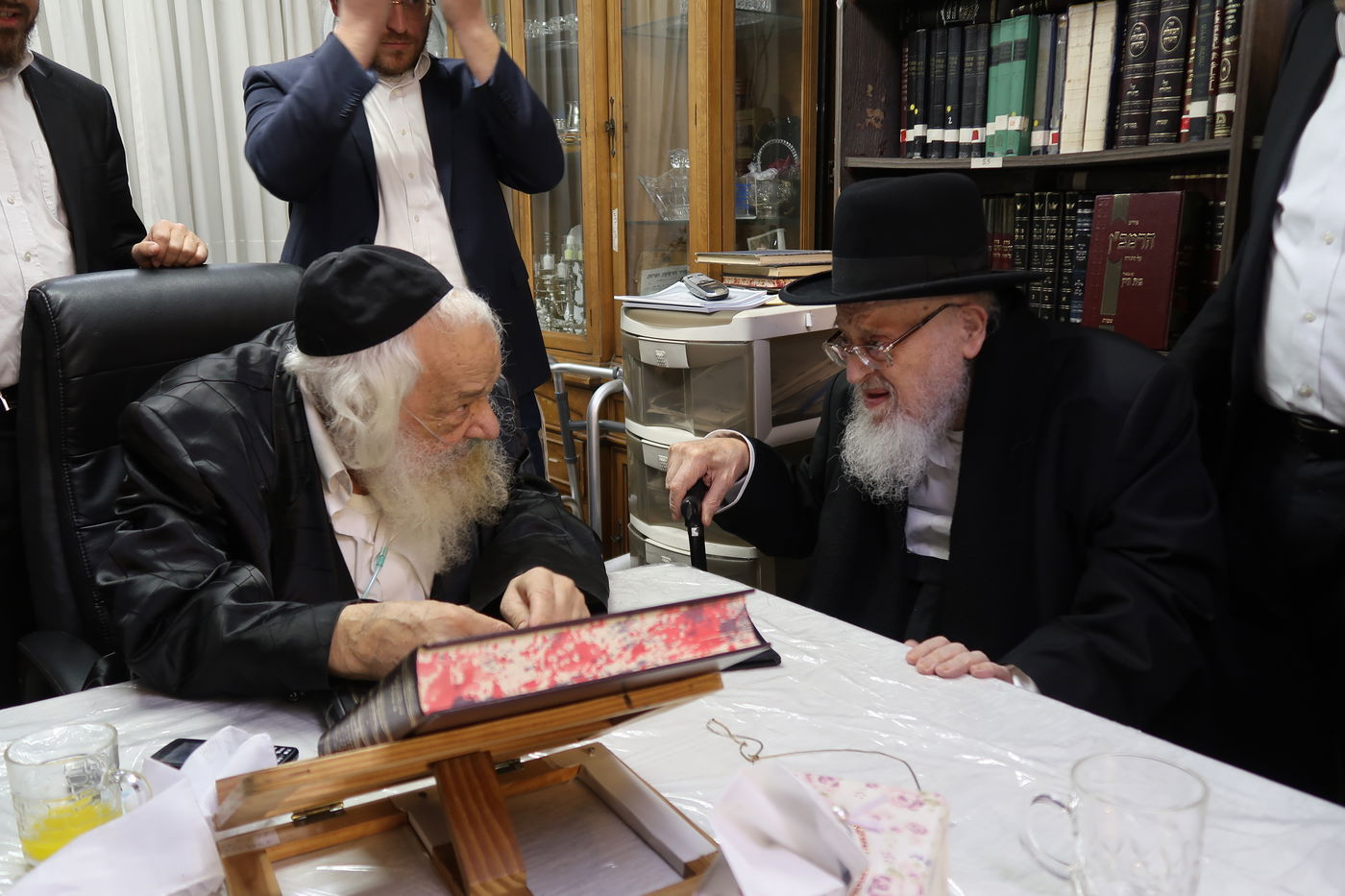 חבר 'המועצת' ביקר את ראש הישיבה החולה • תיעוד