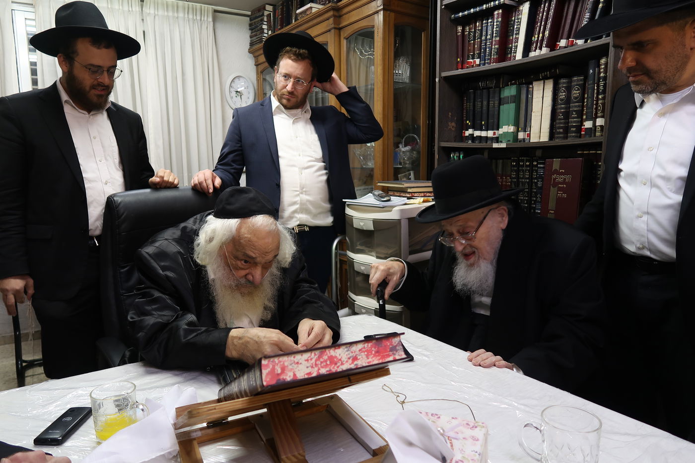 חבר 'המועצת' ביקר את ראש הישיבה החולה • תיעוד