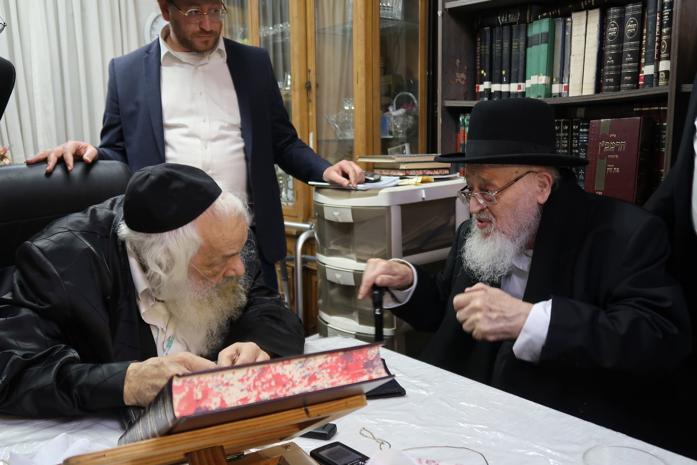 חבר 'המועצת' ביקר את ראש הישיבה החולה • תיעוד