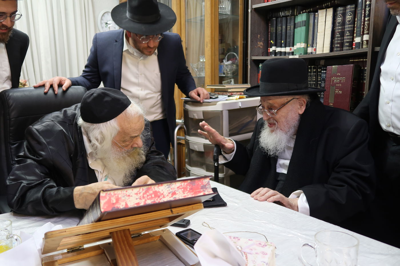 חבר 'המועצת' ביקר את ראש הישיבה החולה • תיעוד