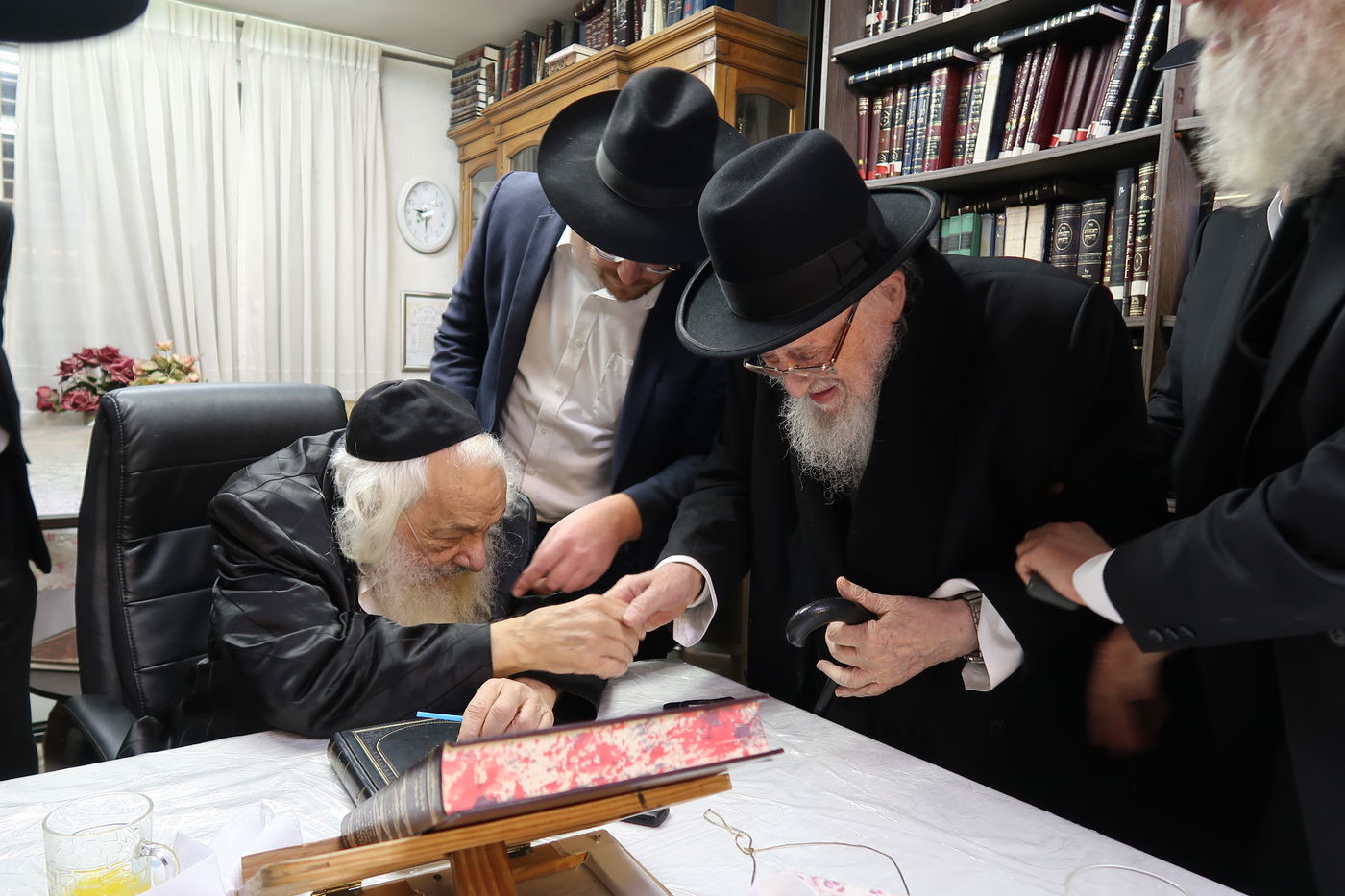 חבר 'המועצת' ביקר את ראש הישיבה החולה • תיעוד